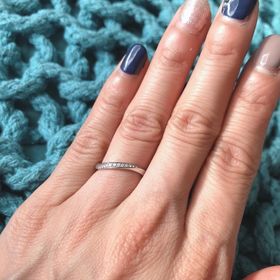 【4℃ BRIDAL(ヨンドシーブライダル)の口コミ】 婚約指輪と同時に購入いたしました。
結婚指輪だけでももちろん美しいです…