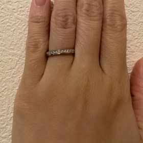 【ラザール ダイヤモンド(LAZARE DIAMOND)の口コミ】 丸みが少なく、ダイヤが並んでいる指輪を探していました。派手すぎず、地…