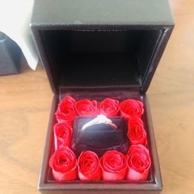 【エクセルコダイヤモンド(EXELCO DIAMOND)の口コミ】 メインのダイヤモンドを邪魔しない、メレダイヤモンドの配置と台座下にも…