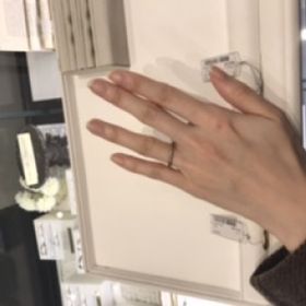 【AbHeri(アベリ)の口コミ】 デザインは可愛らしく可憐な印象でした。色もマットゴールドで、店員さん…