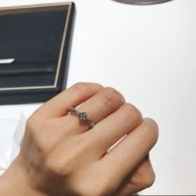 【ラザール ダイヤモンド(LAZARE DIAMOND)の口コミ】 既製品の、斜めに流れるようなデザインで、指が細く長い方に特ににあう指…