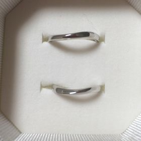 【4℃ BRIDAL(ヨンドシーブライダル)の口コミ】 長い年数付けるので、派手すぎず、でも地味過ぎない物を探しました。
指が…