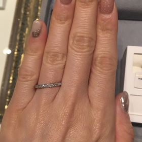 【ケイウノ ブライダル(K.UNO BRIDAL)の口コミ】 シンプルなハーフエタニティの指輪で華奢なデザインです。ハーフエタニテ…