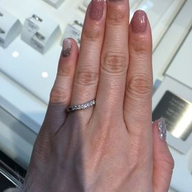 【MIKIMOTO(ミキモト)の口コミ】 緩やかなV字で角がなく丸みがあるので、つけ心地が良かったです。ある程度…