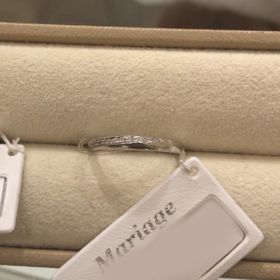 【Mariage ent(マリアージュエント)の口コミ】 メレダイヤがたくさん入りキラキラとした存在感なのが気に入りました。ダ…