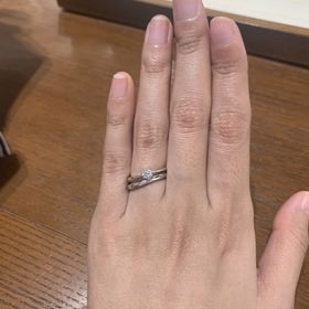 【TRECENTI(トレセンテ)の口コミ】 ストレートデザインに斜めのウェーブが指を綺麗に見せてくれました。着け…