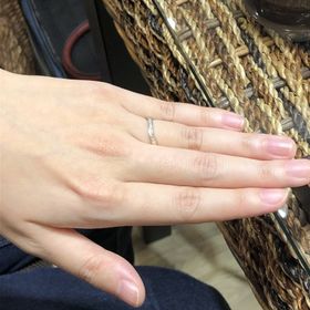 【杢目金屋(もくめがねや)の口コミ】 V字型で指を長く、ほっそりと見せてくれるリングでした。杢目柄が半分入っ…