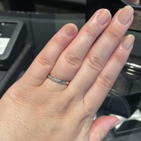 【エクセルコダイヤモンド(EXELCO DIAMOND)の口コミ】 ウェーブと悩みましたが、あまりみないv字ラインの指輪です！
エタニティ…