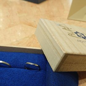 【葵山葵(アオイワサビ)】の口コミ 婚約指輪のデザインに合うものを探していて、色々見た中で同じブランドがし...