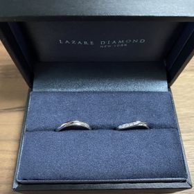 【ラザール ダイヤモンド(LAZARE DIAMOND)の口コミ】 指が長く見えるウェーブタイプで、婚約指輪を購入しない為ダイヤ付きの少…