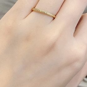 【GALA JEWELRY(ガラジュエリー)の口コミ】 イエローゴールドのものも気になっていたので試着してみました。
細身のデ…