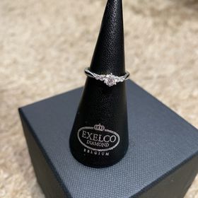 【エクセルコダイヤモンド(EXELCO DIAMOND)の口コミ】 指輪の決め手はデザインです。
メインのダイヤの周りに4つのダイヤが付い…