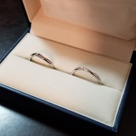 【GALA JEWELRY(ガラジュエリー)の口コミ】 シンプルなデザインですが、ウェーブのかかった見た目で指に馴染むので気…