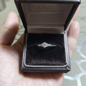 【アイプリモ(I-PRIMO)の口コミ】 ストレートタイプの指輪で、真ん中にメインのダイヤモンド横に小さいダイ…