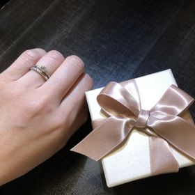 【アイプリモ(I-PRIMO)の口コミ】 結婚指輪は、上からだけでなく、横から見てもダイヤが見えるデザインで、…