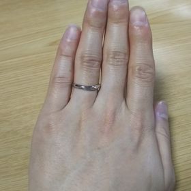 【銀座ダイヤモンドシライシの口コミ】 シンプルな指輪を探していましたが、大変気にっています！
店舗では色々と…