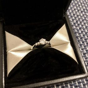 【エクセルコダイヤモンド(EXELCO DIAMOND)の口コミ】 メレダイヤがあしらわれていて、とても可愛らしいデザインに惹かれました…