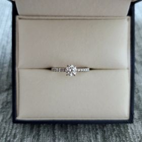 【GALA JEWELRY(ガラジュエリー)の口コミ】 結婚指輪と重ね付けして普段使いしたかったので、アームはできるだけ細く…