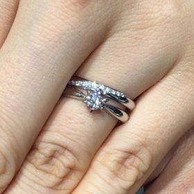 【ラザール ダイヤモンド(LAZARE DIAMOND)の口コミ】 鍛造製法のマリッジリング。ダイヤモンドが斜めに配置されたシャープな印…