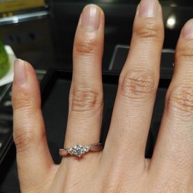 【エクセルコダイヤモンド(EXELCO DIAMOND)の口コミ】 一番気に入って、指に馴染んでしっくりきたものを選びました。
母と旦那さ…