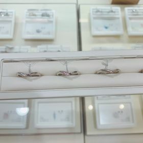 【俄(にわか)の口コミ】 指輪では珍しく3色から選べる指輪です
ピンクの宝石は珍しいので人と被ら…