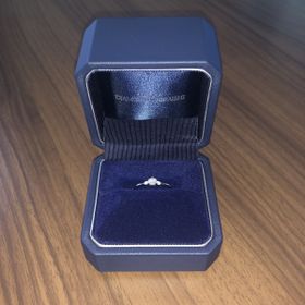 【銀座ダイヤモンドシライシの口コミ】 指が太いのがコンプレックスなのでS字デザインを考えていましたが、店員さ…