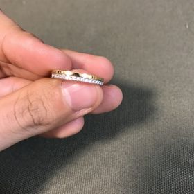 【GALA JEWELRY(ガラジュエリー)の口コミ】 ダイヤモンドの石が1つや3つついている、王道の婚約指輪は石に傷を付けそ…