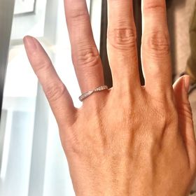 【ティファニー(Tiffany & Co.)の口コミ】 華奢で可愛らしく、女性らしいデザインです。
婚約指輪との重ね付けもしや…