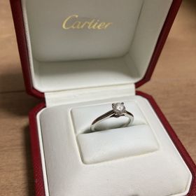 【カルティエ(Cartier)の口コミ】 婚約指輪と言えば一粒ダイヤの台がある王道なものがいいなと思い購入。決…