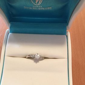 【銀座ダイヤモンドシライシの口コミ】 花言葉に「純潔」の意味を持つ、結婚の聖花とされるユリの花がモチーフと…