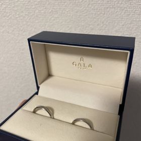 【GALA JEWELRY(ガラジュエリー)の口コミ】 シンプルなデザインで探していました。角度によって見え方が違って他では…