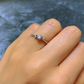 【STAR JEWELRY(スタージュエリー)の口コミ】 細身でシンプルかつダイヤモンドが目立つデザインが可愛かったので購入を…