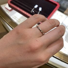【カルティエ(Cartier)の口コミ】 指輪をはめた時、どのブランドか分かるものがいい方はこういったロゴ入り…