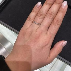 【ティファニー(Tiffany & Co.)の口コミ】 ダイヤが5つも付いているので、動かした時にキラキラと輝く様がとても綺麗…