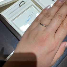 【俄(にわか)の口コミ】 ラインのようにダイヤモンドの入った指輪です。
ダイヤモンドの付いている…