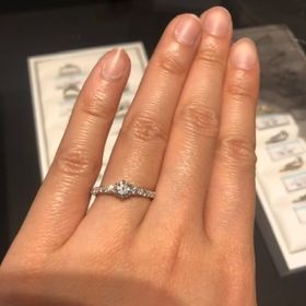 【銀座ダイヤモンドシライシの口コミ】 デザインはダイヤモンドが出っ張らずに普段使いも可能なように低いものに…