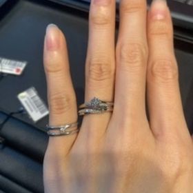 【エクセルコダイヤモンド(EXELCO DIAMOND)の口コミ】 キラキラしたエンゲージリングの中でも、派手すぎず普段使いしやすいデザ…