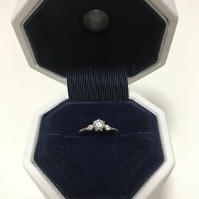 【銀座ダイヤモンドシライシの口コミ】 緩やかなV字のデザインになっていることで、指に着けた時に自然と細く見え…