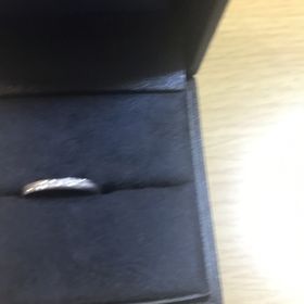 【ラザール ダイヤモンド(LAZARE DIAMOND)の口コミ】 ・デザインは斜めにダイヤが入っているタイプ
・婚約指輪を着けられなくな…