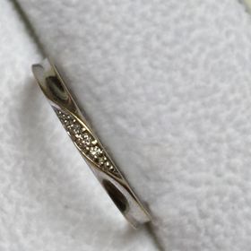 【ESTELLE(エステール)の口コミ】 購入の決め手は、一番にお手頃な価格だったことです。
結婚指輪を毎日つけ…