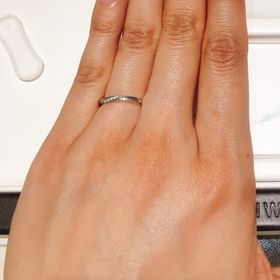 【俄(にわか)の口コミ】 ウェーブのデザインで、指輪の一部にダイアモンドが埋め込まれていて、可…