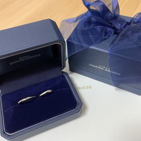 【銀座ダイヤモンドシライシの口コミ】 男女ともに手に馴染み、指が綺麗に見えるウェーブのデザインに絞り、いく…