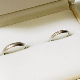 【PILOT BRIDAL(パイロットブライダル)の口コミ】 シンプルなデザインの中に一筋のプラチナが光ってるデザインに一目惚れし…