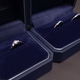 【銀座ダイヤモンドシライシの口コミ】 婚約指輪は真上からのデザインもいいですが、横から見たところのデザイン…