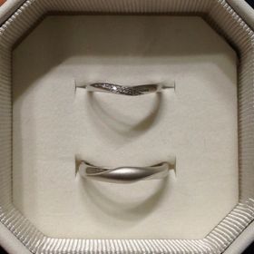【4℃ BRIDAL(ヨンドシーブライダル)の口コミ】 婚約指輪に合うものを探していたところ、ぴったりだったため。
左側にダイ…