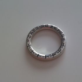 【Chrome Hearts(クロムハーツ)の口コミ】 クロムハーツといえば、指輪の幅が太く、デザインもゴツゴツしているイメ…