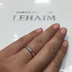 【LEHAIM(レハイム)の口コミ】 丸みのある形で日常的に着けやすいリングを探していました。槌目模様がシ…