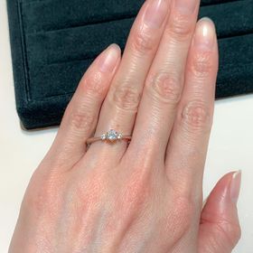 【TRECENTI(トレセンテ)の口コミ】 指が5号と細いため、悪目立ちしない華奢な指輪を探していました。ダイヤモ…