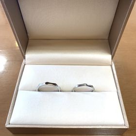 【First Intention(ファーストインテンション)】の口コミ いくつか試着させて頂いた中で、少し変わったデザインが気に入ったので候補...