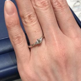 【銀座ダイヤモンドシライシの口コミ】 正面にメインのダイヤモンド、両側にメレダイヤ2つという一般的なデザイン…